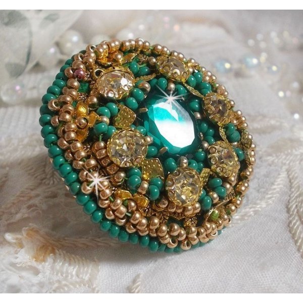 Ring Green Iris bestickt mit einem Mirror Cabochon mit K&auml;tzchen aus Swarovski-Kristall