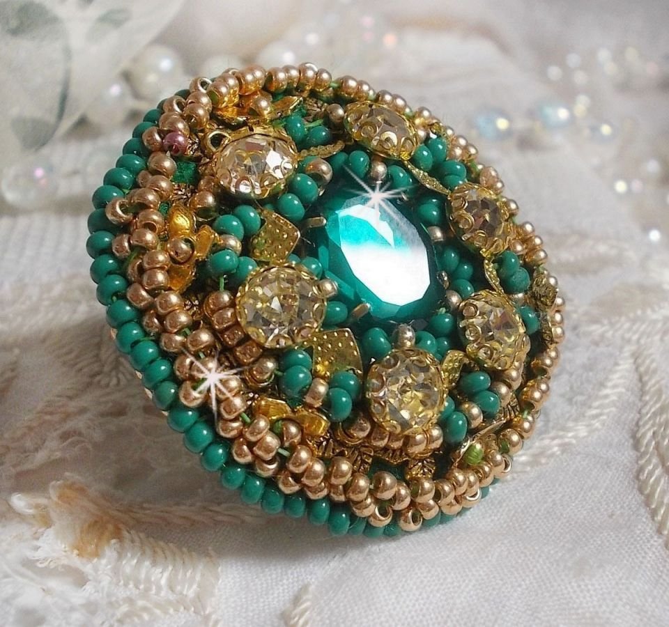 Ring Green Iris bestickt mit einem Mirror Cabochon mit Kätzchen aus Swarovski-Kristall