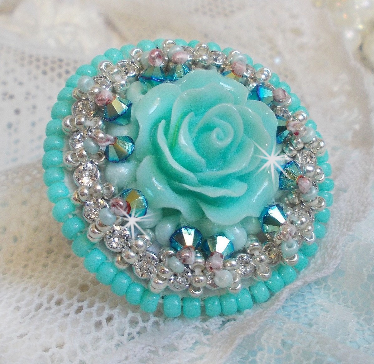 Blue Flowers Haute-Couture-Ring, bestickt mit einer Rose aus Kunstharz und Swarovski-Kristallen 