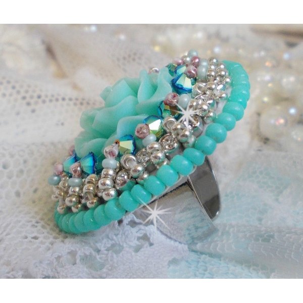 Blue Flowers Haute-Couture-Ring, bestickt mit einer Rose aus Kunstharz und Swarovski-Kristallen 