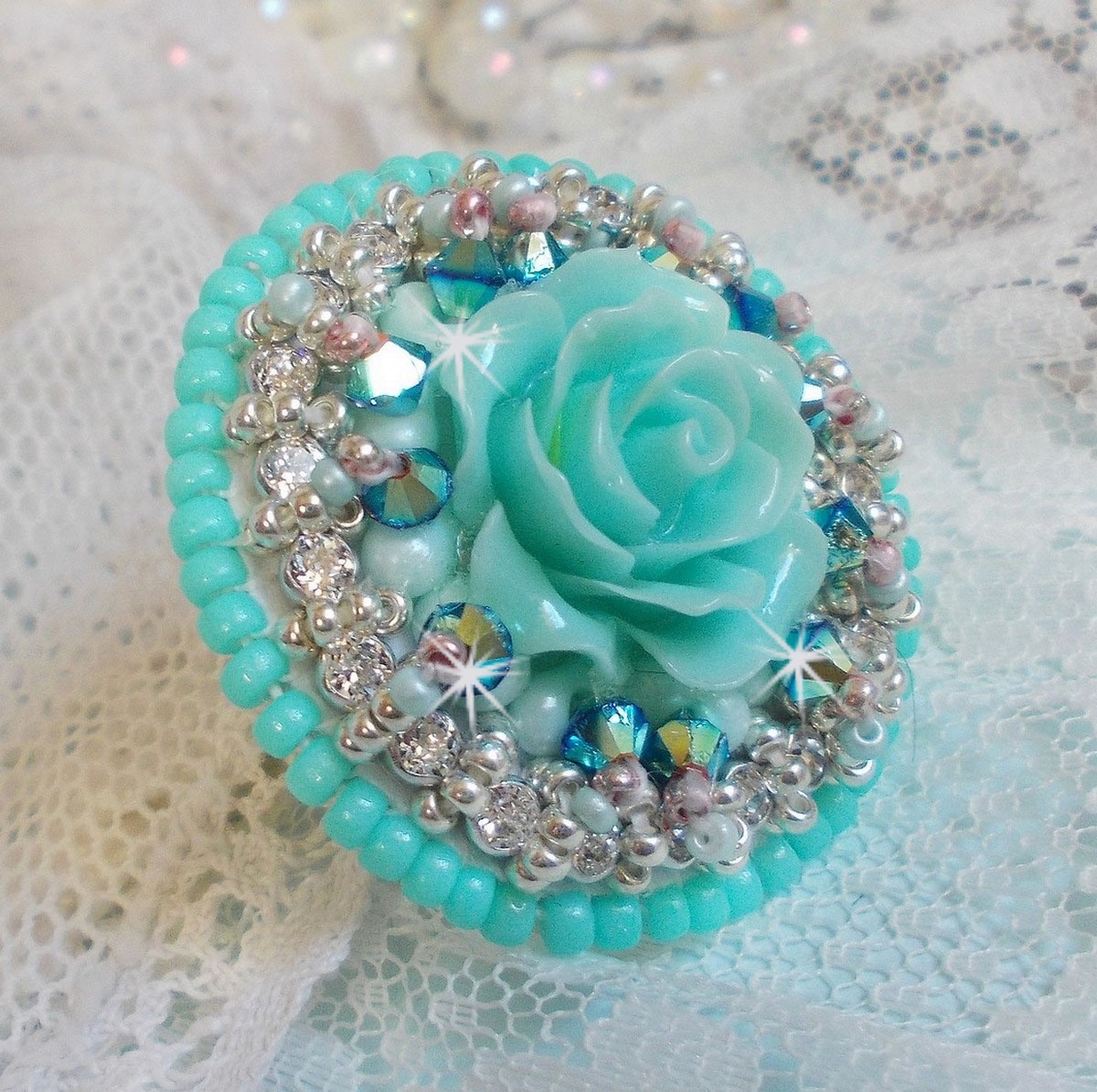 Blue Flowers Haute-Couture-Ring, bestickt mit einer Rose aus Kunstharz und Swarovski-Kristallen 