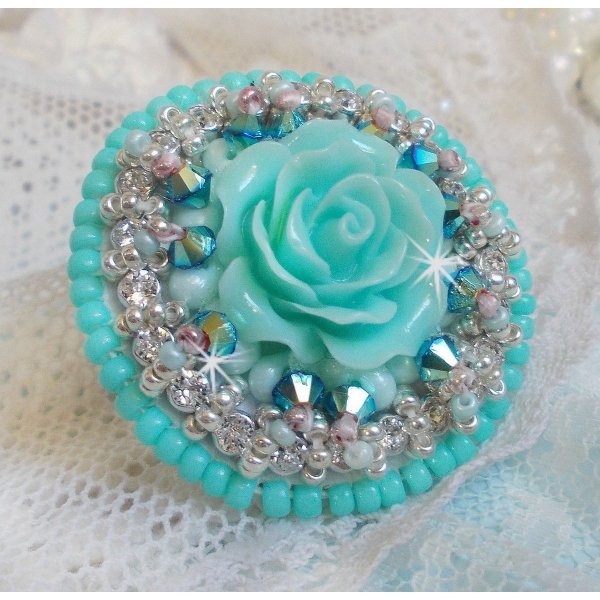 Blue Flowers Haute-Couture-Ring, bestickt mit einer Rose aus Kunstharz und Swarovski-Kristallen 