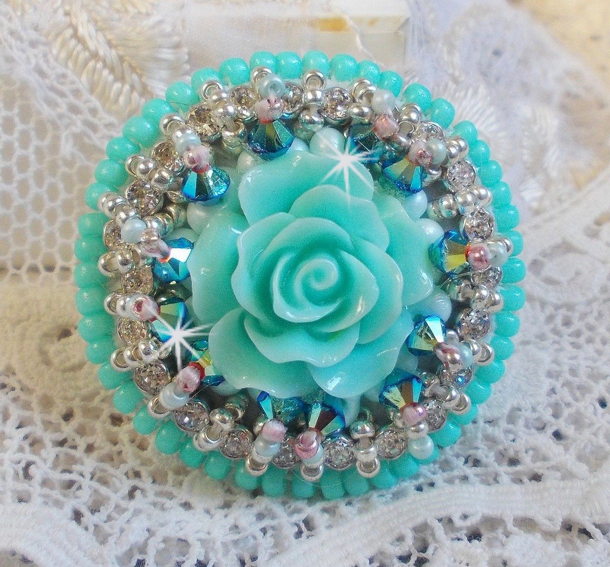 Blue Flowers Haute-Couture-Ring, bestickt mit einer Rose aus Kunstharz und Swarovski-Kristallen 