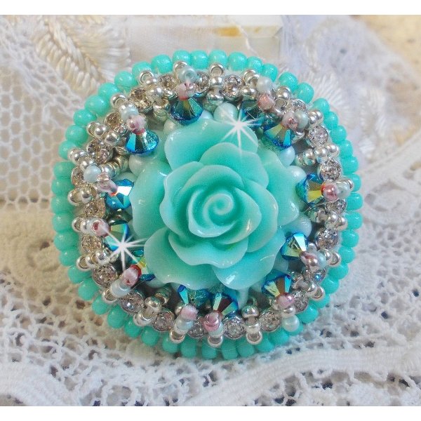 Blue Flowers Haute-Couture-Ring, bestickt mit einer Rose aus Kunstharz und Swarovski-Kristallen 