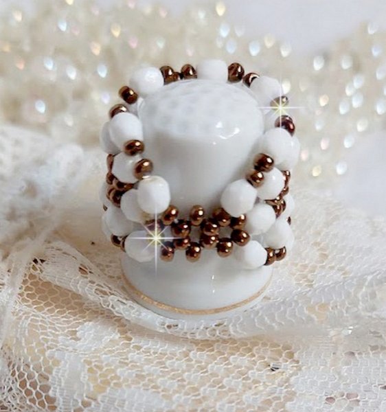 Horizon Ring mit Facettenschliff wei&szlig;er Opal in b&ouml;hmischem Glas