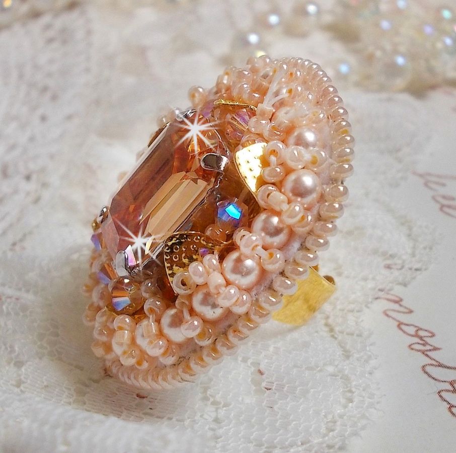 Idylle Beauty Ring bestickt mit Swarovski-Kristallen, Cabochon und Perlen