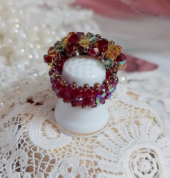 Iroise Ring mit Facetten, Kreiseln und einem Schiffchen in Swarovski-Kristall.