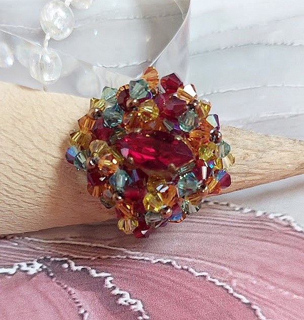 Iroise Ring mit Facetten, Kreiseln und einem Schiffchen in Swarovski-Kristall.