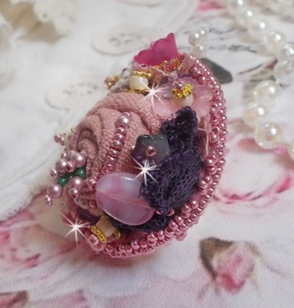 Ring Jardin Po&eacute;tique bestickt mit Leinen, sehr feiner Spitze, Swarovski-Kristallen, Perlmuttblatt, Lucite-Bl&uuml;ten, Glasperlen und Rocailles 