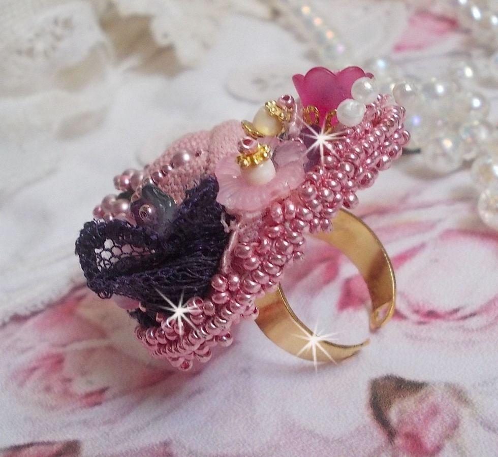 Ring Jardin Poétique bestickt mit Leinen, sehr feiner Spitze, Swarovski-Kristallen, Perlmuttblatt, Lucite-Blüten, Glasperlen und Rocailles 