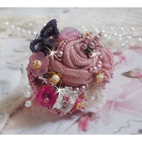 Ring Jardin Po&eacute;tique bestickt mit Leinen, sehr feiner Spitze, Swarovski-Kristallen, Perlmuttblatt, Lucite-Bl&uuml;ten, Glasperlen und Rocailles 