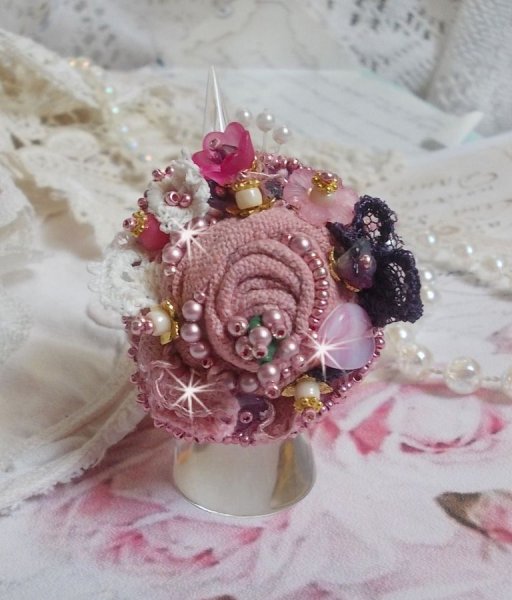 Ring Jardin Po&eacute;tique bestickt mit Leinen, sehr feiner Spitze, Swarovski-Kristallen, Perlmuttblatt, Lucite-Bl&uuml;ten, Glasperlen und Rocailles 