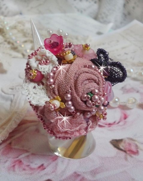 Ring Jardin Po&eacute;tique bestickt mit Leinen, sehr feiner Spitze, Swarovski-Kristallen, Perlmuttblatt, Lucite-Bl&uuml;ten, Glasperlen und Rocailles 