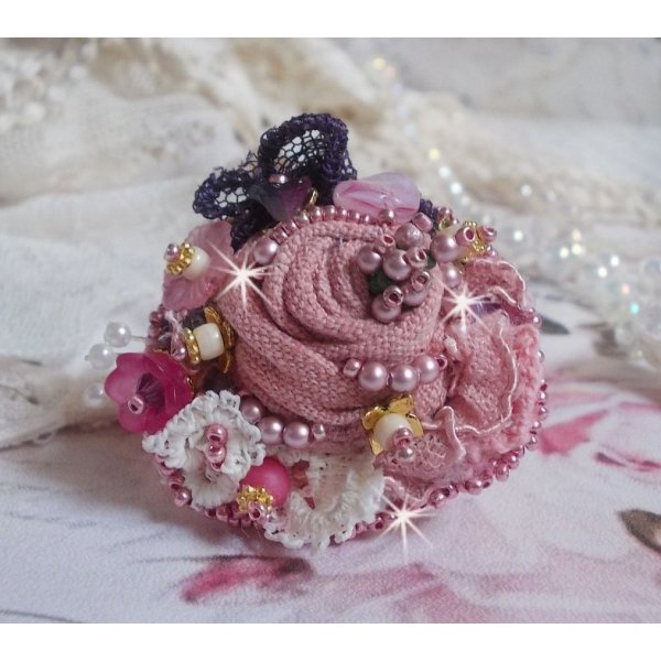 Ring Jardin Po&eacute;tique bestickt mit Leinen, sehr feiner Spitze, Swarovski-Kristallen, Perlmuttblatt, Lucite-Bl&uuml;ten, Glasperlen und Rocailles 