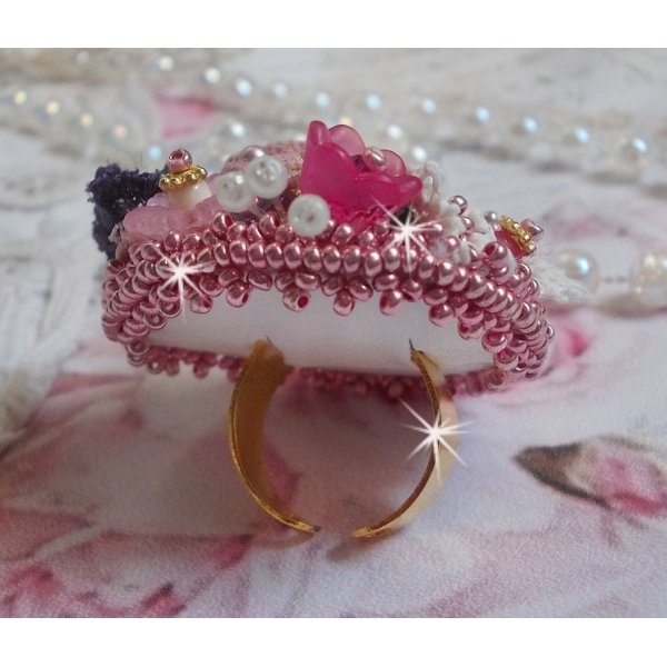 Ring Jardin Po&eacute;tique bestickt mit Leinen, sehr feiner Spitze, Swarovski-Kristallen, Perlmuttblatt, Lucite-Bl&uuml;ten, Glasperlen und Rocailles 