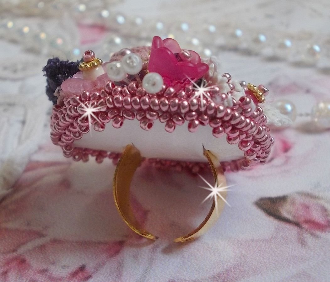 Ring Jardin Poétique bestickt mit Leinen, sehr feiner Spitze, Swarovski-Kristallen, Perlmuttblatt, Lucite-Blüten, Glasperlen und Rocailles 