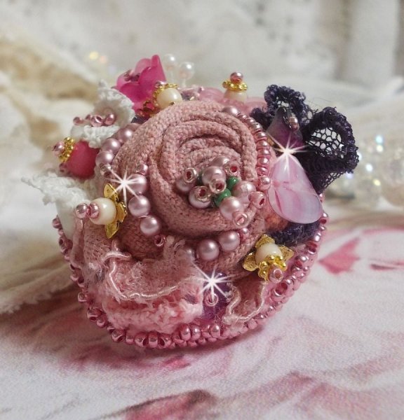 Ring Jardin Po&eacute;tique bestickt mit Leinen, sehr feiner Spitze, Swarovski-Kristallen, Perlmuttblatt, Lucite-Bl&uuml;ten, Glasperlen und Rocailles 