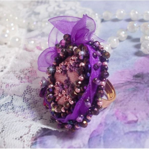 Romantischer Lady-Ring bestickt mit auf rosafarbenem Leinenstoff mit Rocailles Rose, Iris, Purple und Peach 