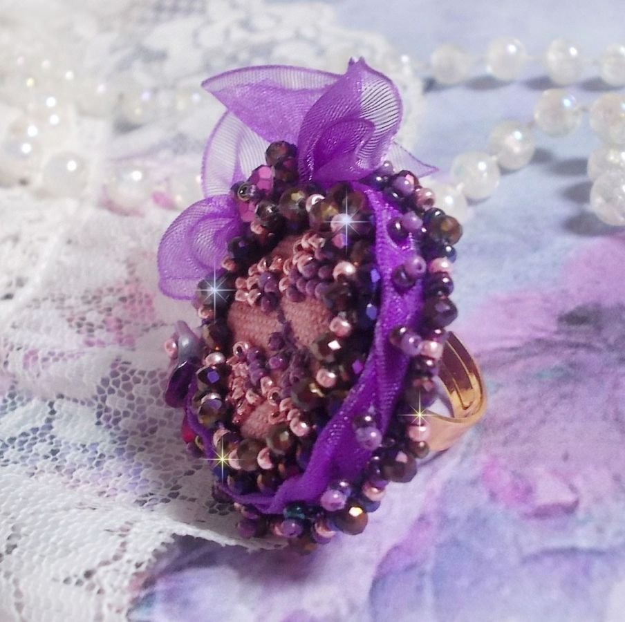 Romantischer Lady-Ring bestickt mit auf rosafarbenem Leinenstoff mit Rocailles Rose, Iris, Purple und Peach 