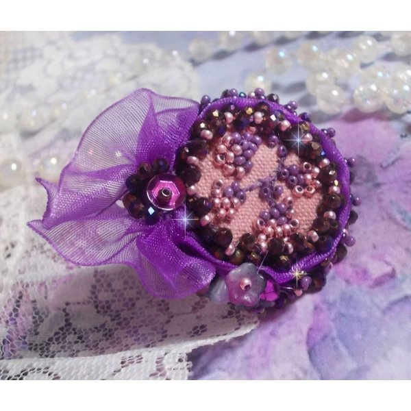 Romantischer Lady-Ring bestickt mit auf rosafarbenem Leinenstoff mit Rocailles Rose, Iris, Purple und Peach 