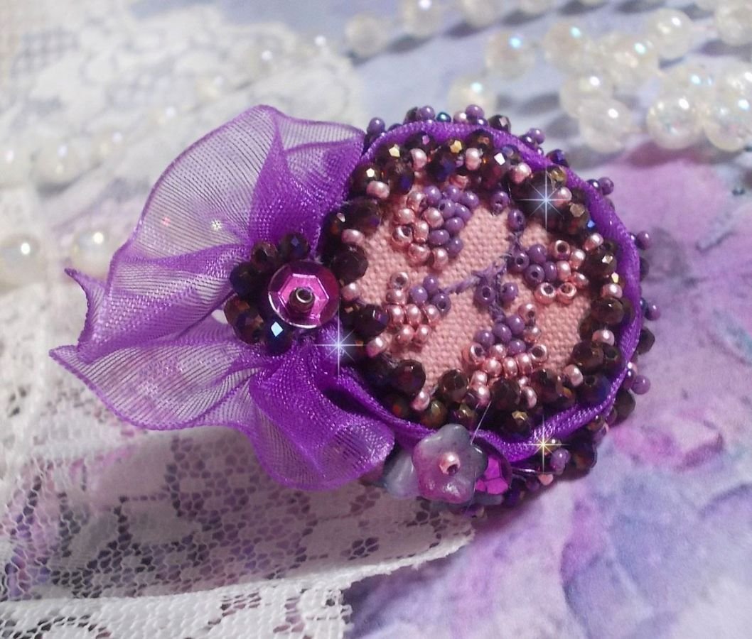 Romantischer Lady-Ring bestickt mit auf rosafarbenem Leinenstoff mit Rocailles Rose, Iris, Purple und Peach 