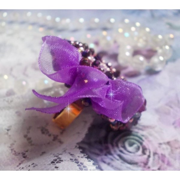 Romantischer Lady-Ring bestickt mit auf rosafarbenem Leinenstoff mit Rocailles Rose, Iris, Purple und Peach 