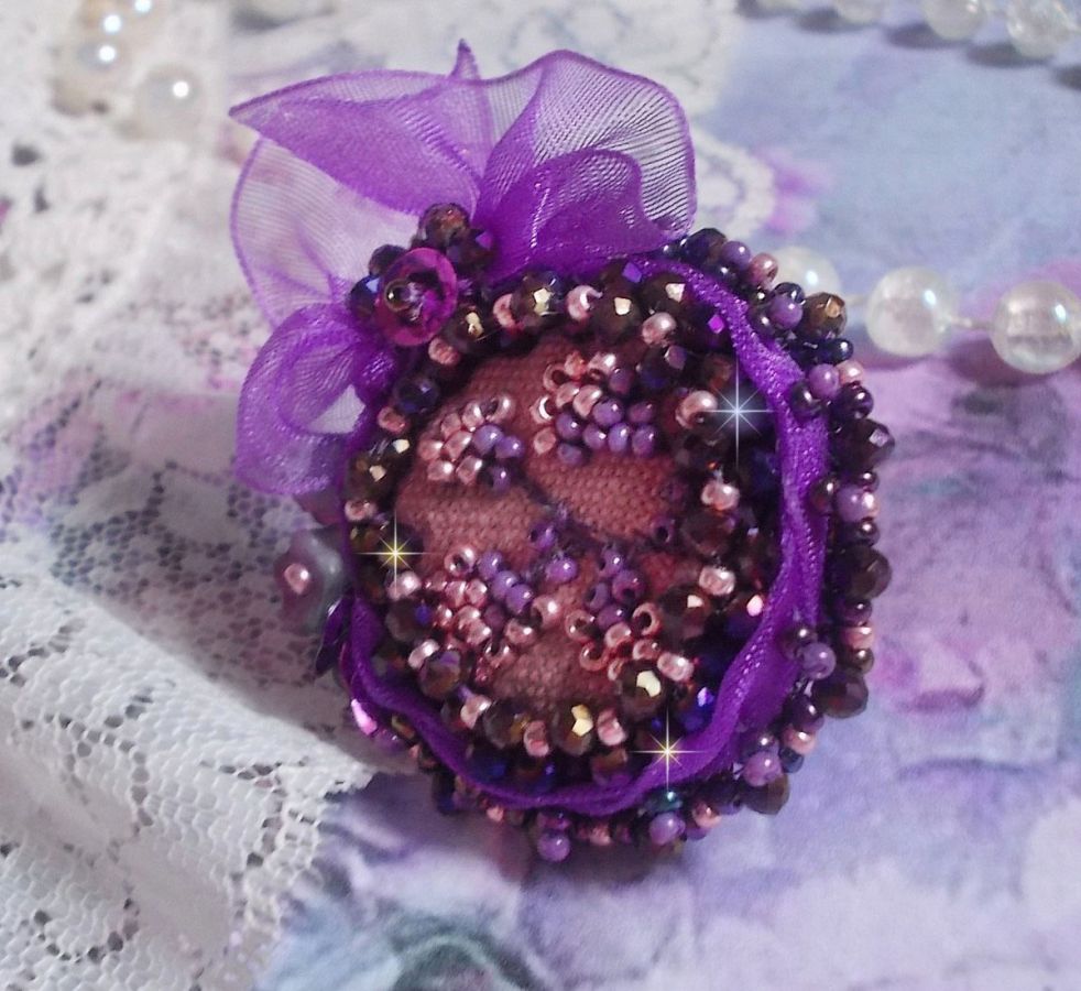 Romantischer Lady-Ring bestickt mit auf rosafarbenem Leinenstoff mit Rocailles Rose, Iris, Purple und Peach 