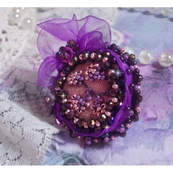 Romantischer Lady-Ring bestickt mit auf rosafarbenem Leinenstoff mit Rocailles Rose, Iris, Purple und Peach 