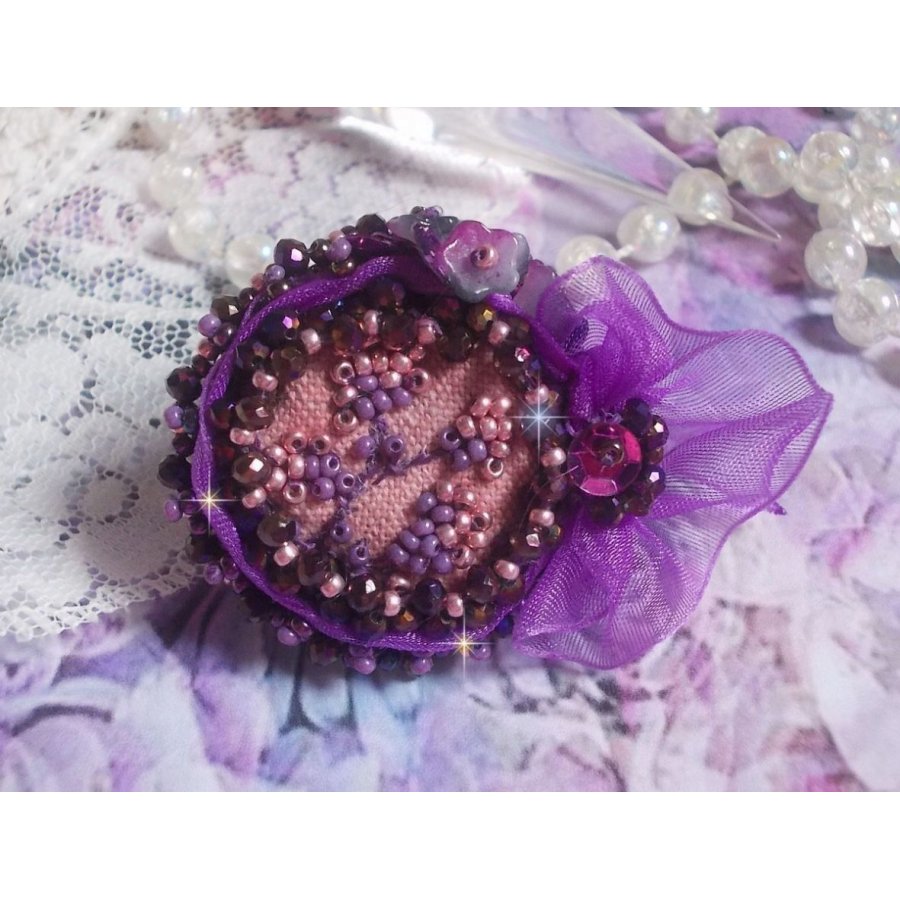 Romantischer Lady-Ring bestickt mit auf rosafarbenem Leinenstoff mit Rocailles Rose, Iris, Purple und Peach 