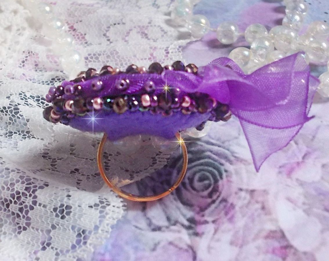 Romantischer Lady-Ring bestickt mit auf rosafarbenem Leinenstoff mit Rocailles Rose, Iris, Purple und Peach 