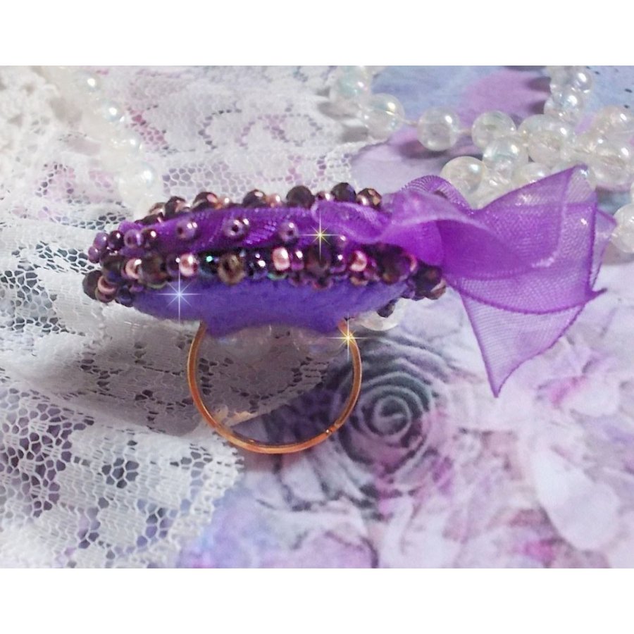 Romantischer Lady-Ring bestickt mit auf rosafarbenem Leinenstoff mit Rocailles Rose, Iris, Purple und Peach 