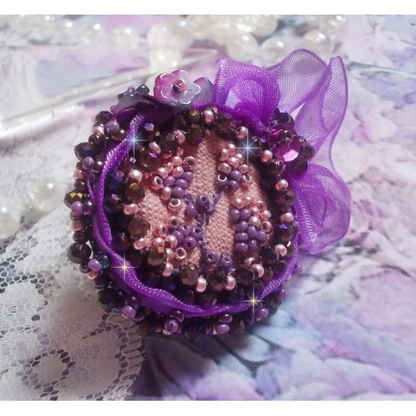 Romantischer Lady-Ring bestickt mit auf rosafarbenem Leinenstoff mit Rocailles Rose, Iris, Purple und Peach 