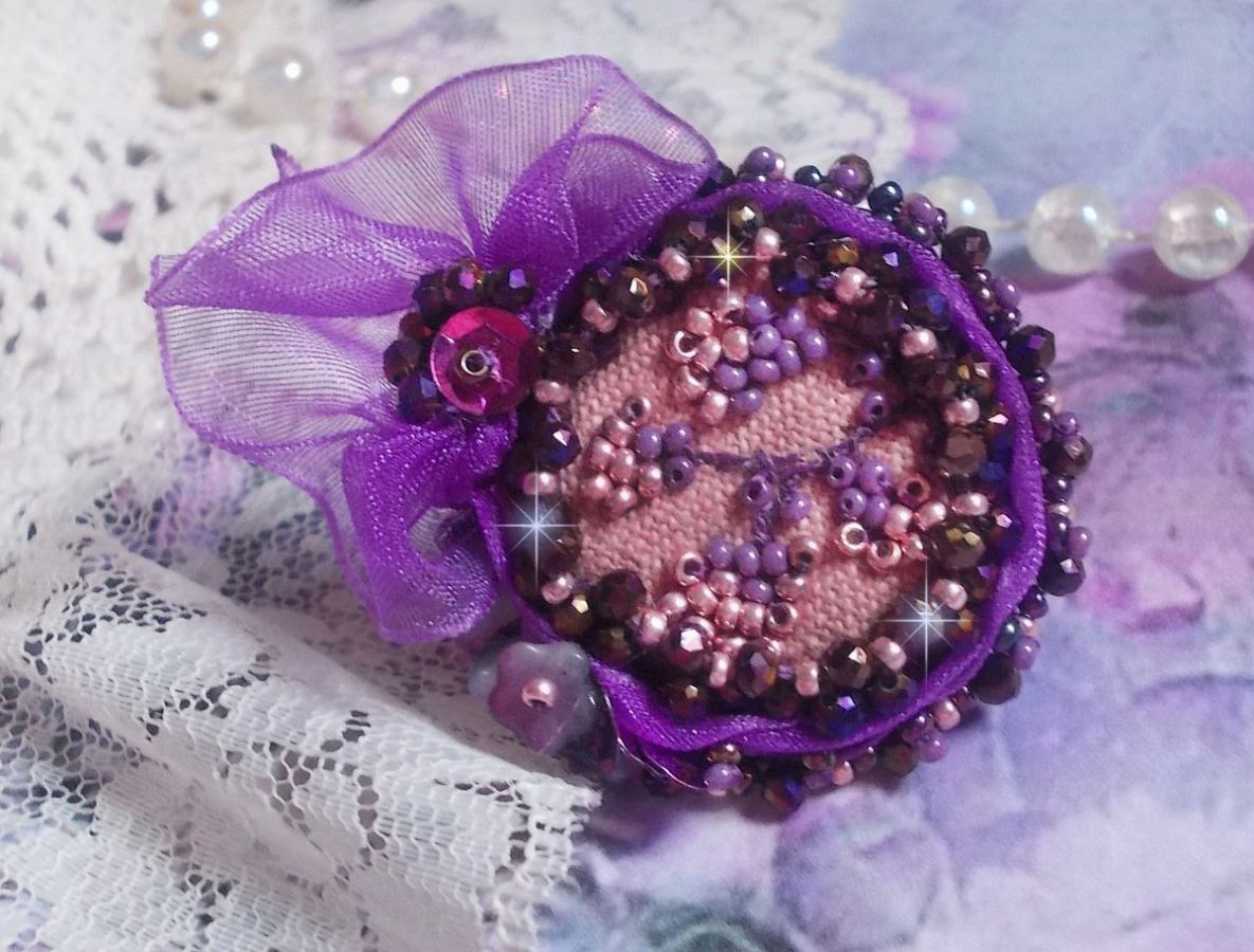 Romantischer Lady-Ring bestickt mit auf rosafarbenem Leinenstoff mit Rocailles Rose, Iris, Purple und Peach 