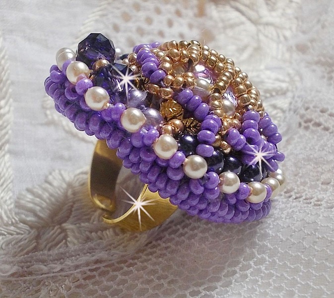 Laureline-Ring, bestickt mit abgeflachten runden Perlen und einem Cabochon aus Swarovski-Kristall.