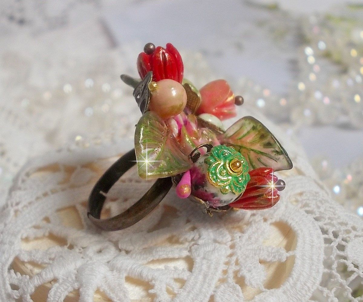 Bague Lisière de Forêt Fleurie, un bouquet tout en force avec ces fleurs en verre, céramique, époxy, lucites et feuilles peintes à la main, cristaux, la nature est si belle !