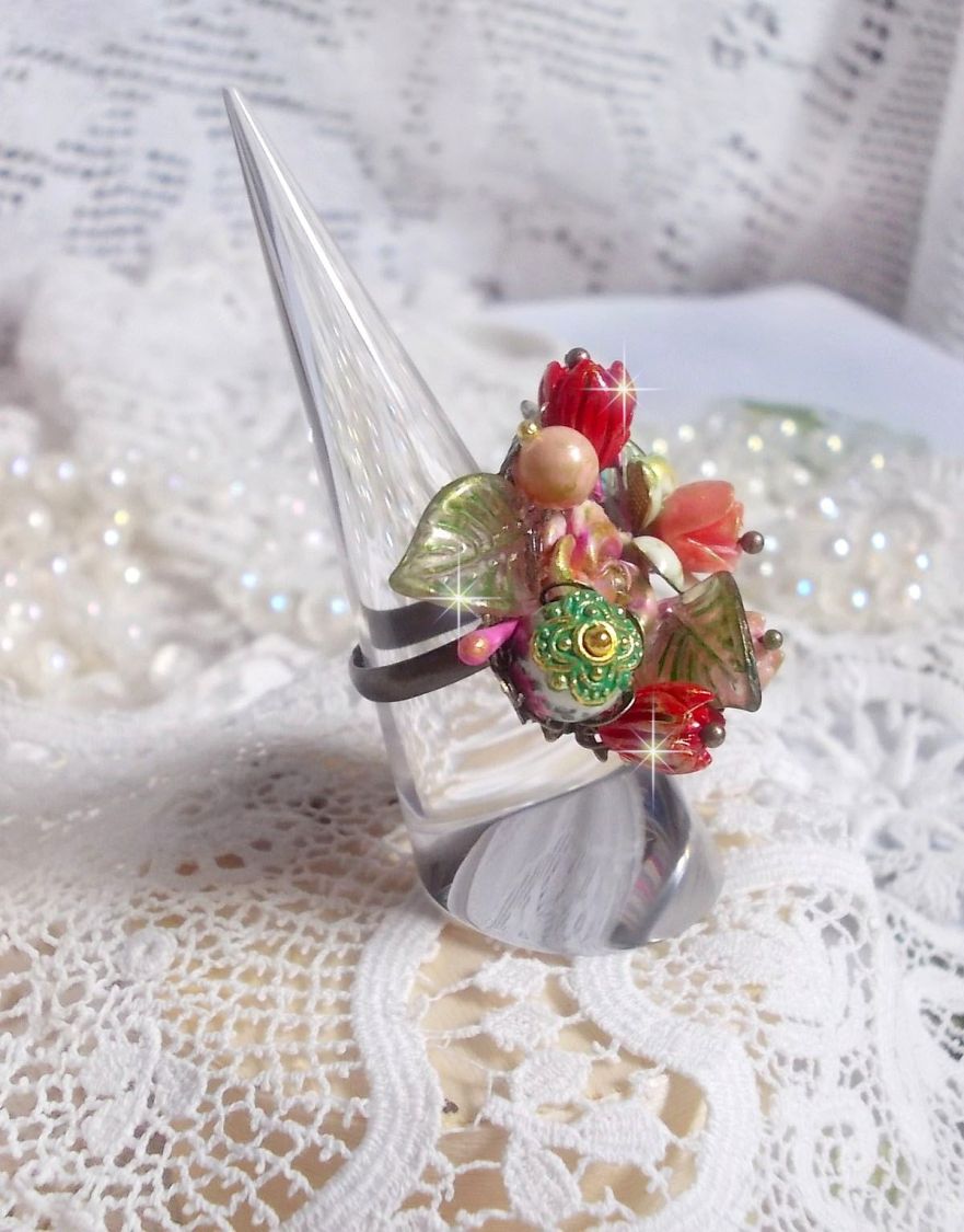 Bague Lisière de Forêt Fleurie, un bouquet tout en force avec ces fleurs en verre, céramique, époxy, lucites et feuilles peintes à la main, cristaux, la nature est si belle !