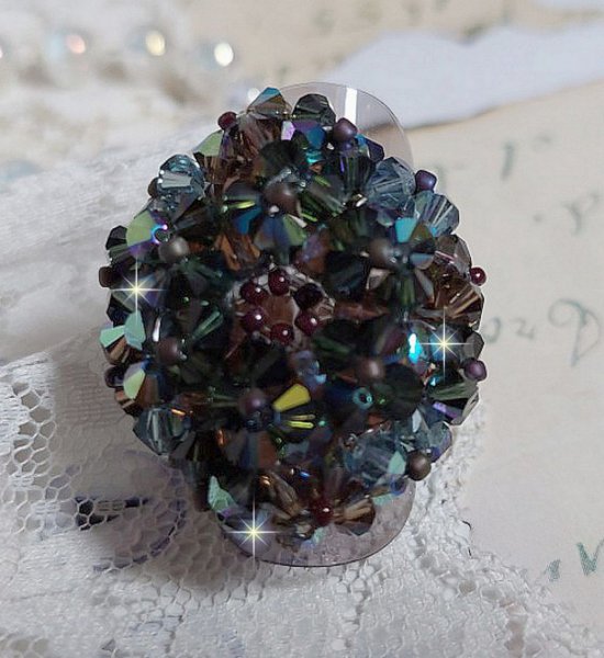 Long Brown Picasso Ring kreiert mit Facetten und Tops in Swarovski Kristall in der Farbe Brown, Indian Sapphire und Turmalin in AB Qualit&auml;t mit Rocailles.