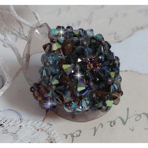 Long Brown Picasso Ring kreiert mit Facetten und Tops in Swarovski Kristall in der Farbe Brown, Indian Sapphire und Turmalin in AB Qualit&auml;t mit Rocailles.