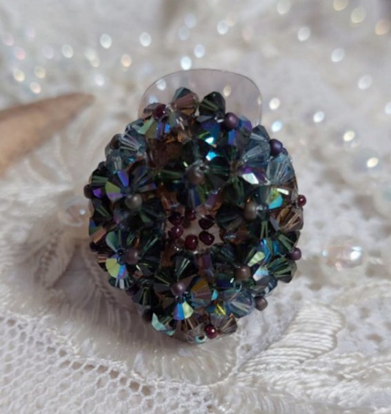 Long Brown Picasso Ring kreiert mit Facetten und Tops in Swarovski Kristall in der Farbe Brown, Indian Sapphire und Turmalin in AB Qualit&auml;t mit Rocailles.