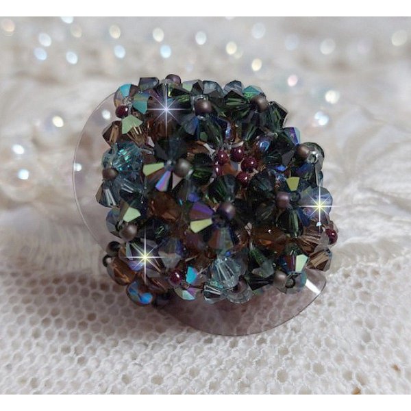 Long Brown Picasso Ring kreiert mit Facetten und Tops in Swarovski Kristall in der Farbe Brown, Indian Sapphire und Turmalin in AB Qualit&auml;t mit Rocailles.