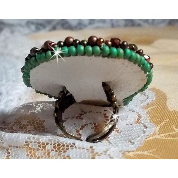 Venezianischer Mondring, bestickt mit cham&auml;leonfarbenem Seidenband, Swarovski-Kristallen, verschiedenen Perlen und Rocailles