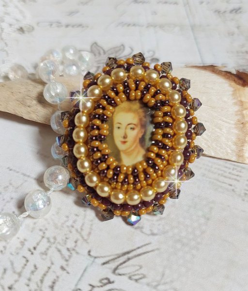 Ring Mme de Pompadour bestickt mit Perlmuttperlen, Swarovski-Kristall, eine sehr sch&ouml;ne Verf&uuml;hrung