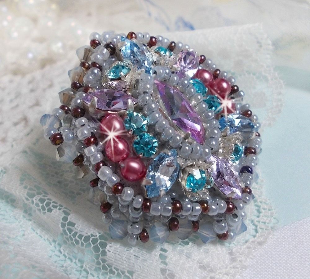 Ring Mademoiselle Bluse bestickt mit Swarovski-Kristallen und schönen Rocailles von qulaité