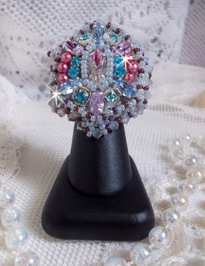 Ring Mademoiselle Bluse bestickt mit Swarovski-Kristallen und schönen Rocailles von qulaité