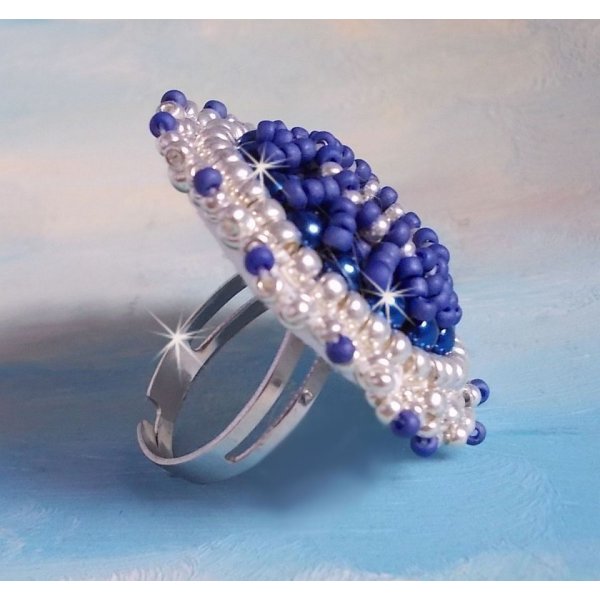 Marine Blue Ring bestickt mit einem Swarovski Kristall, runden Perlmuttperlen und Miyuki Rocailles