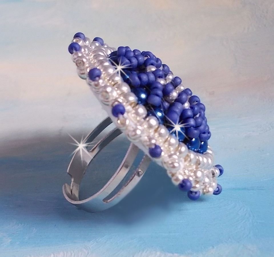 Marine Blue Ring bestickt mit einem Swarovski Kristall, runden Perlmuttperlen und Miyuki Rocailles