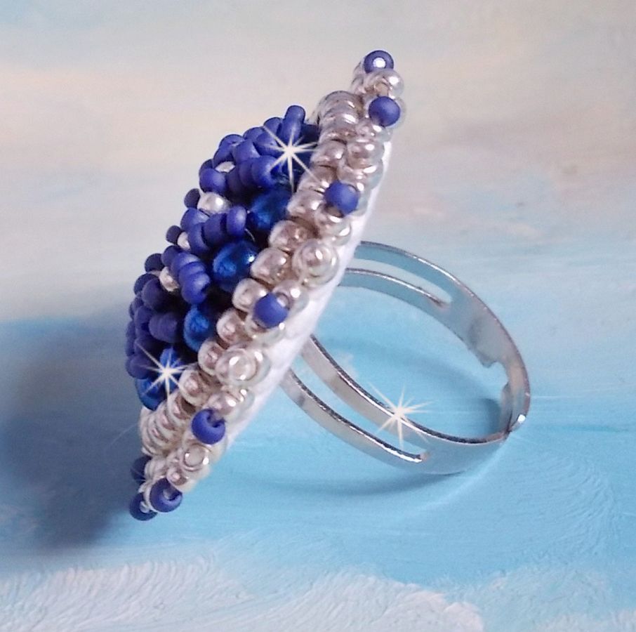 Marine Blue Ring bestickt mit einem Swarovski Kristall, runden Perlmuttperlen und Miyuki Rocailles