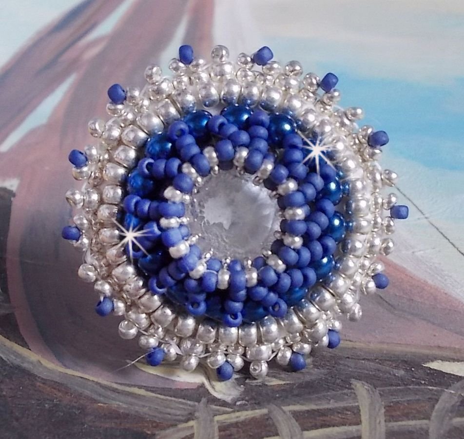 Marine Blue Ring bestickt mit einem Swarovski Kristall, runden Perlmuttperlen und Miyuki Rocailles