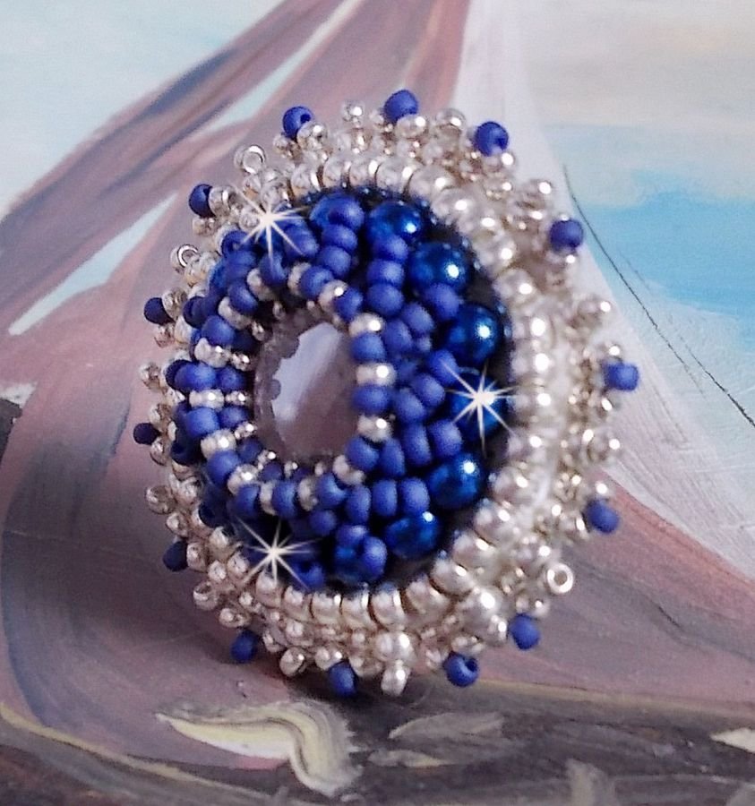 Marine Blue Ring bestickt mit einem Swarovski Kristall, runden Perlmuttperlen und Miyuki Rocailles