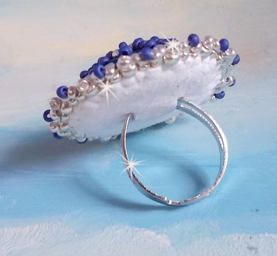 Marine Blue Ring bestickt mit einem Swarovski Kristall, runden Perlmuttperlen und Miyuki Rocailles